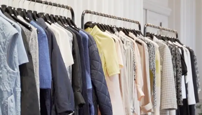 Kontainer DAM case thumbnail: Baum und Pferdgarten Baum und Pferdgarten clothes hanging on open racks.