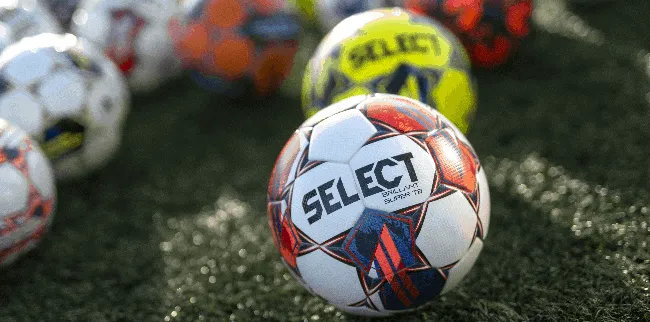 Brillant_Super_TB_v23_other_footballs_cropped Select and Derbystar case at Kontainer