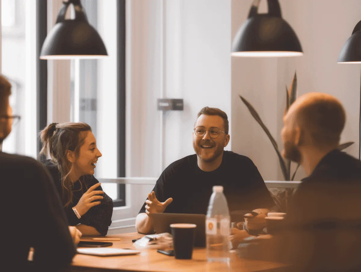 DAM-and-PIM-Customer-Service-4 Engageret team i kreativt møde omkring digitale strategier — Kontainer Digital Asset Management (DAM) og Product Information Management (PIM).