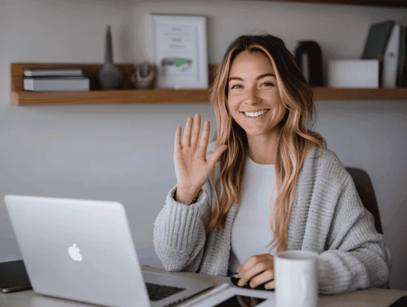 DAM-and-PIM-Customer-Service-5-min Smilende kundeservicemedarbejder, der hilser under online møde via bærbar computer — Kontainer Digital Asset Management (DAM) og Product Information Management (PIM) platform.