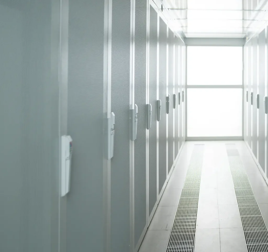 Kontainer_Video_Streaming_Server Modern, light server room with rows of server cupboards