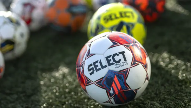 Brillant_Super_TB_v23_other_footballs_cropped-650x369 Select and Derbystar case at Kontainer