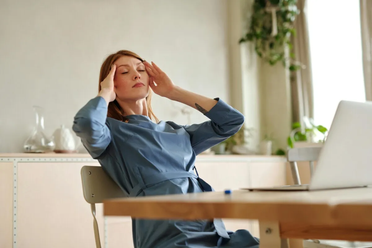 kontainer releaves stress Stressed woman in office chair in front of pc leaning back